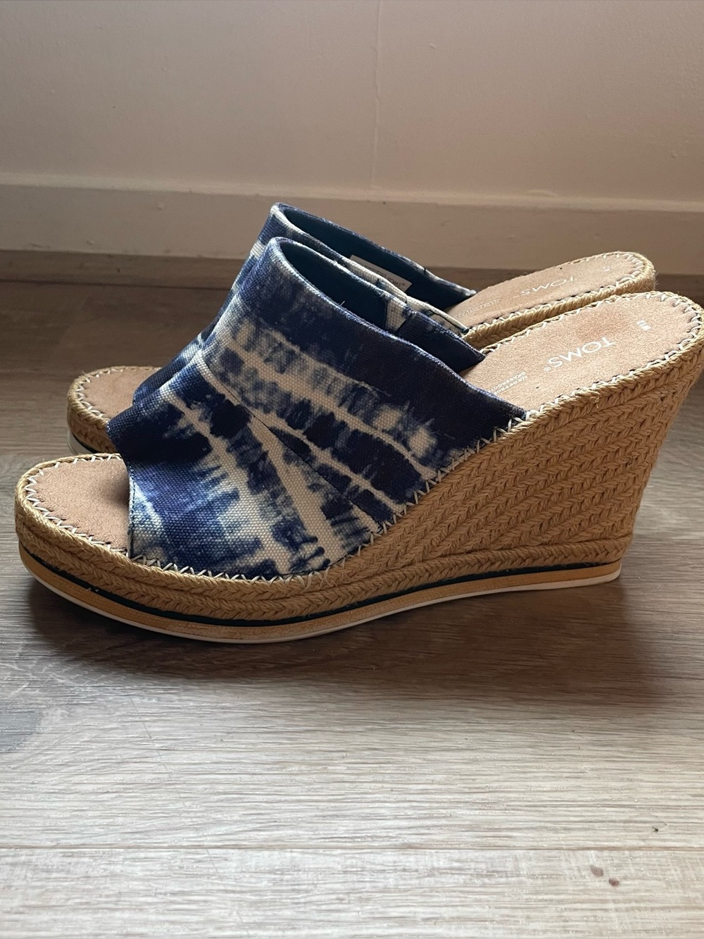 TOMS Monica Wedge Mule Blue Tie Dye pattern Women’s size 12 NWOT